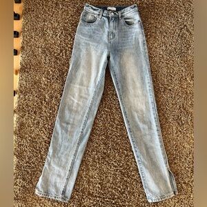 Redial jeans with slits